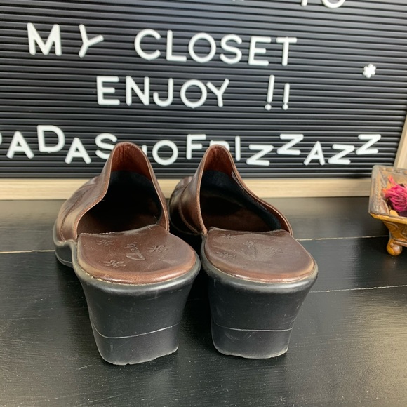 Brown Slip On Size 6 Clarks Shoe - Picture 5 of 5